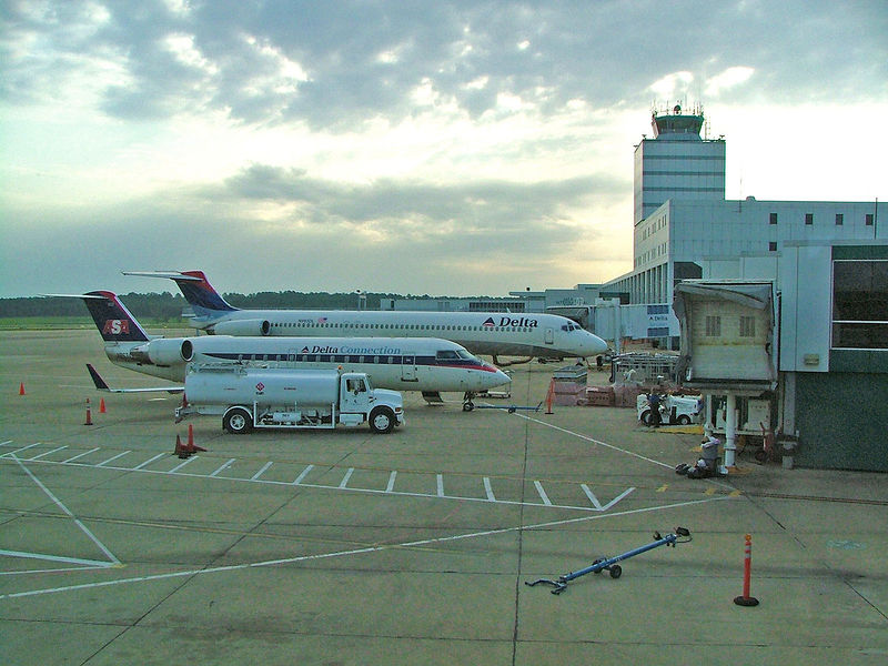 Datei:1200px-Jackson-Evers International Airport in July 2005.jpg